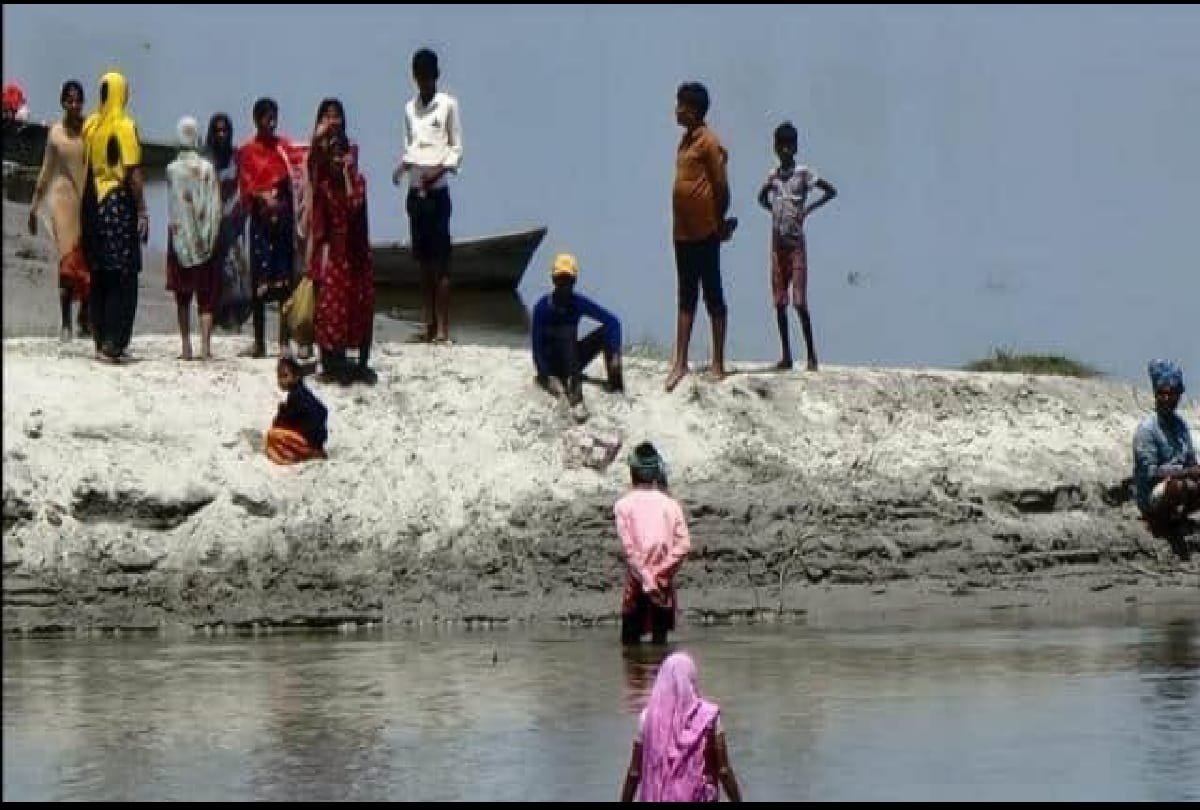 UP News villagers Jumped into the river in the fear of getting corona vaccine
