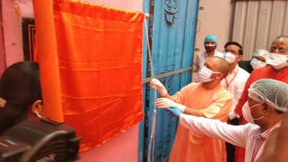 CM yogi adityanath in mirzapur many BJP leaders stopped in Divisional Hospital gate Went inside after uproar