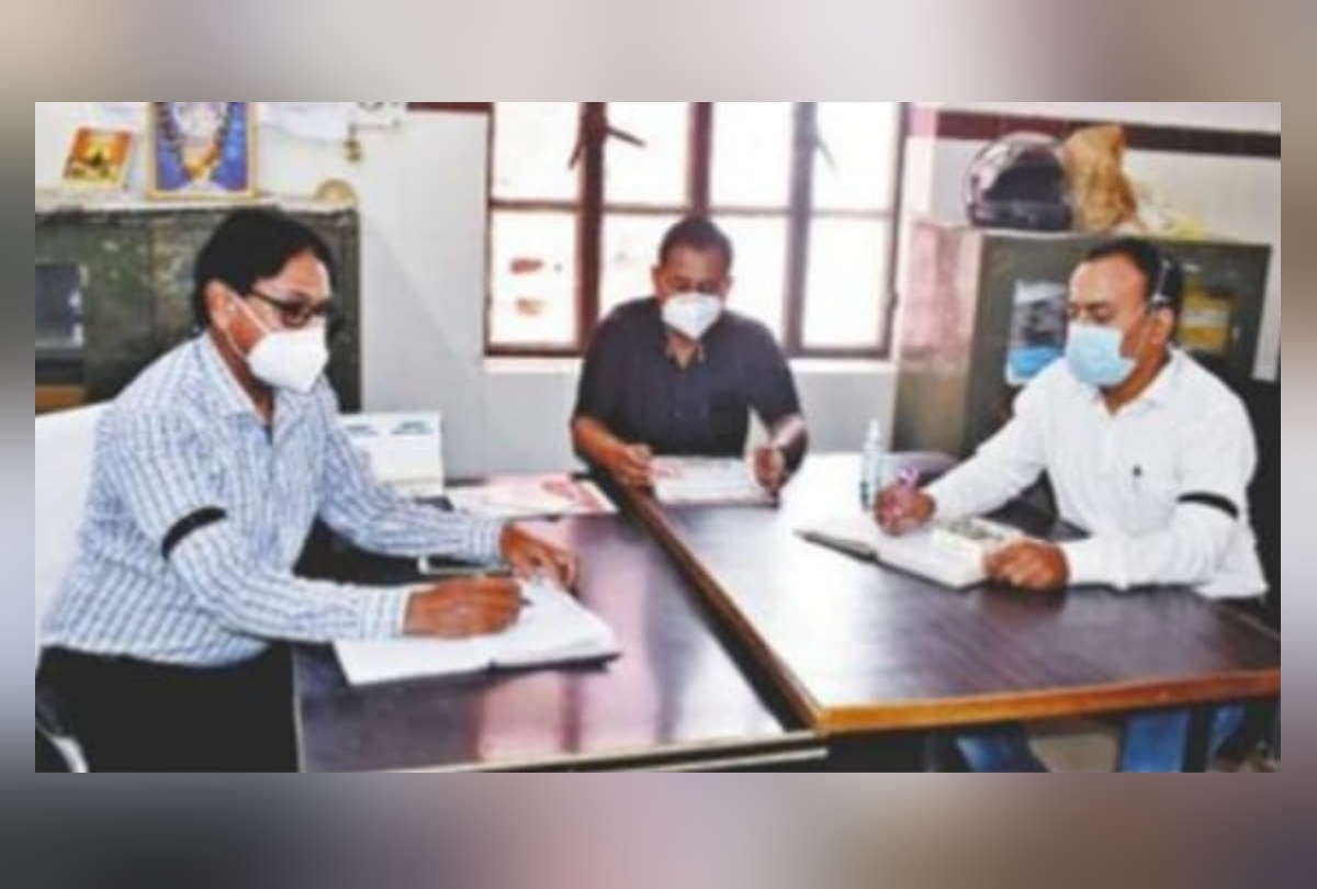 AYUSH doctors protest with black band in gorakhpur