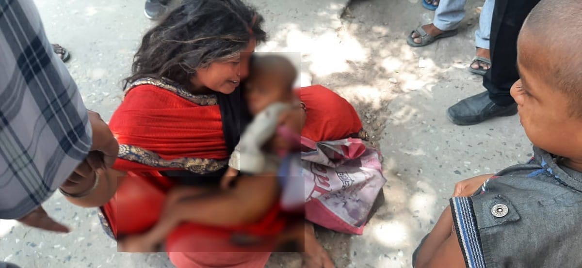 child died fell from building came with mother collectorate premises for free ration in azamgarh