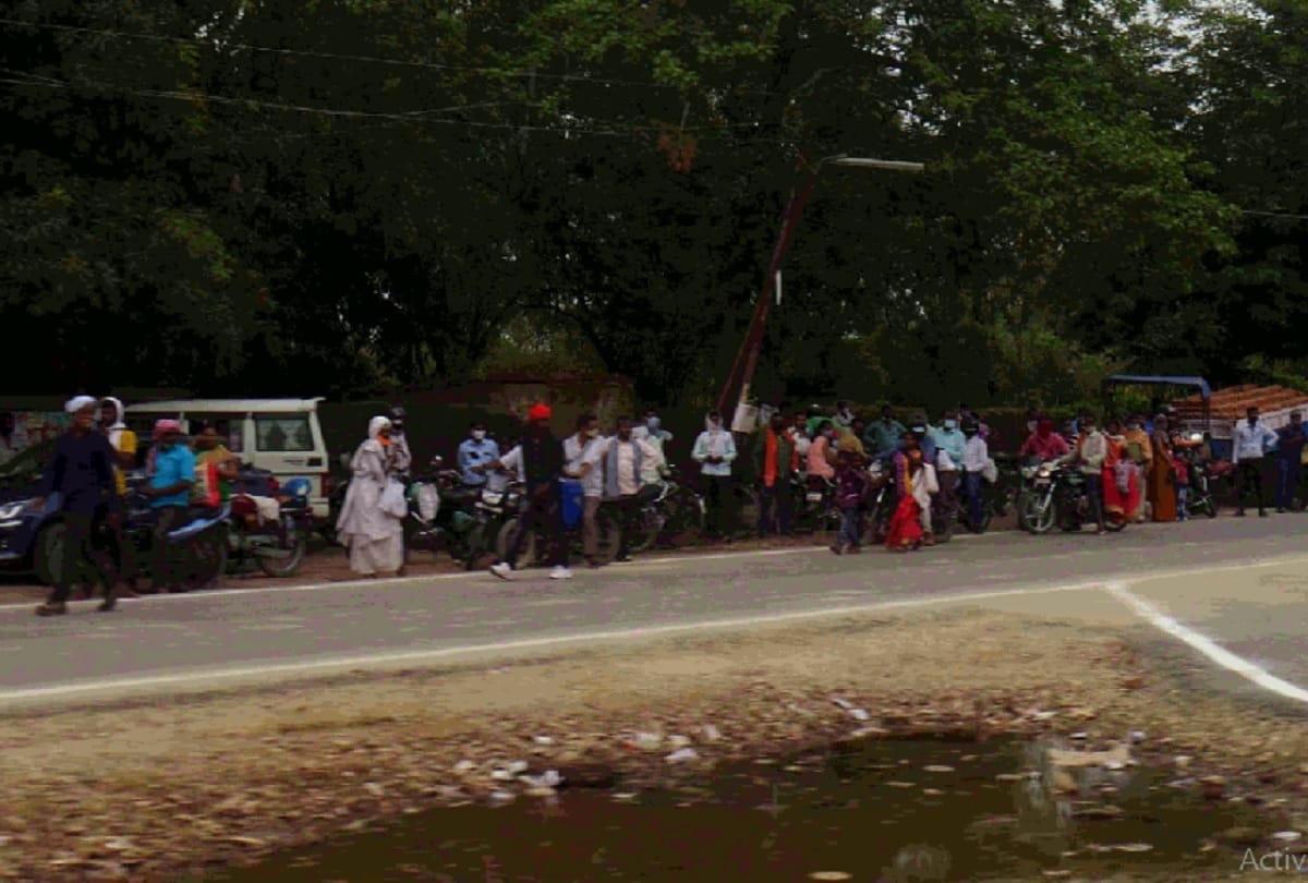 UP CM yogi adityanath in mirzapur patients People and coming for vaccination stopped for two hours before the arrival of Chief Minister