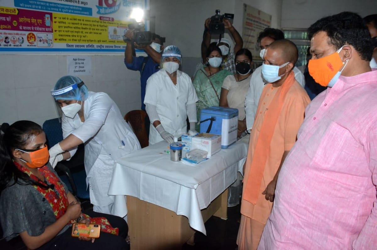 When Cm yogi adityanath meet soni saurabh during vaccination center inspected in varanasi