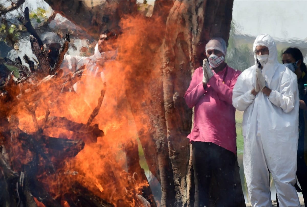 Coronavirus havoc Photos : Helplessness of loved ones, tears and pray, these pictures will make you cry, See Pics