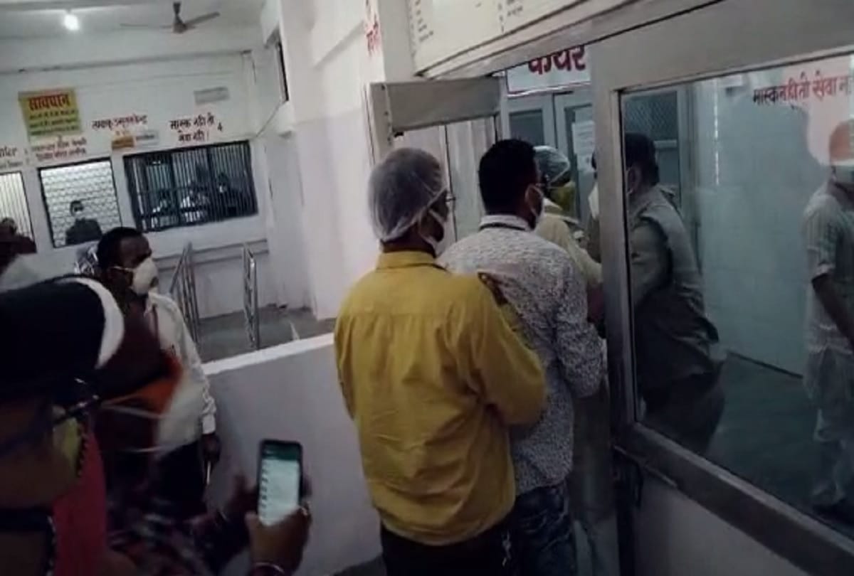 CM yogi adityanath in mirzapur many BJP leaders stopped in Divisional Hospital gate Went inside after uproar