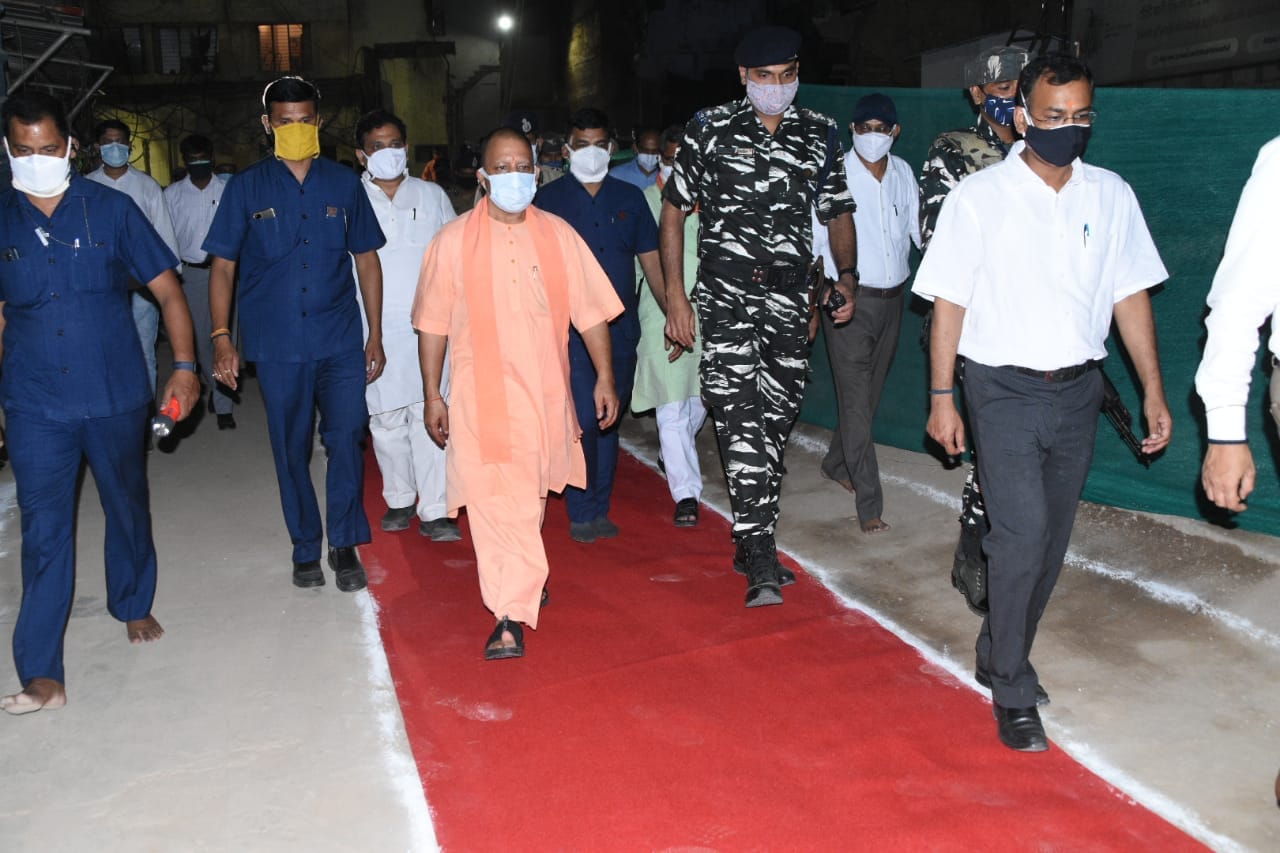 Preparations for fight coronavirus third wave cm yogi adityanath do review meeting in varanasi and gives  important instructions to  officials