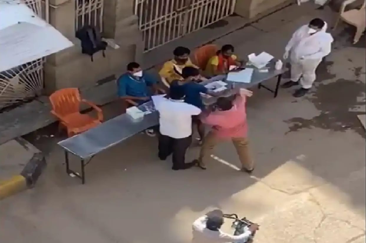 karnataka Nagarathpet young man trying to corona test forcefully the BBMP doctor and the security guard beat him