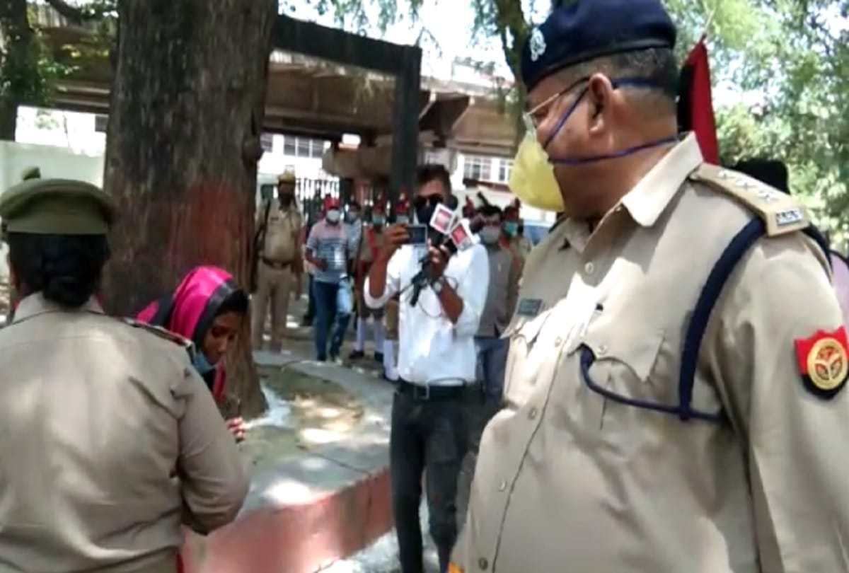 CO seen misbehaving with a woman who came to meet Dy CM Dinesh Sharma in Raebareilly