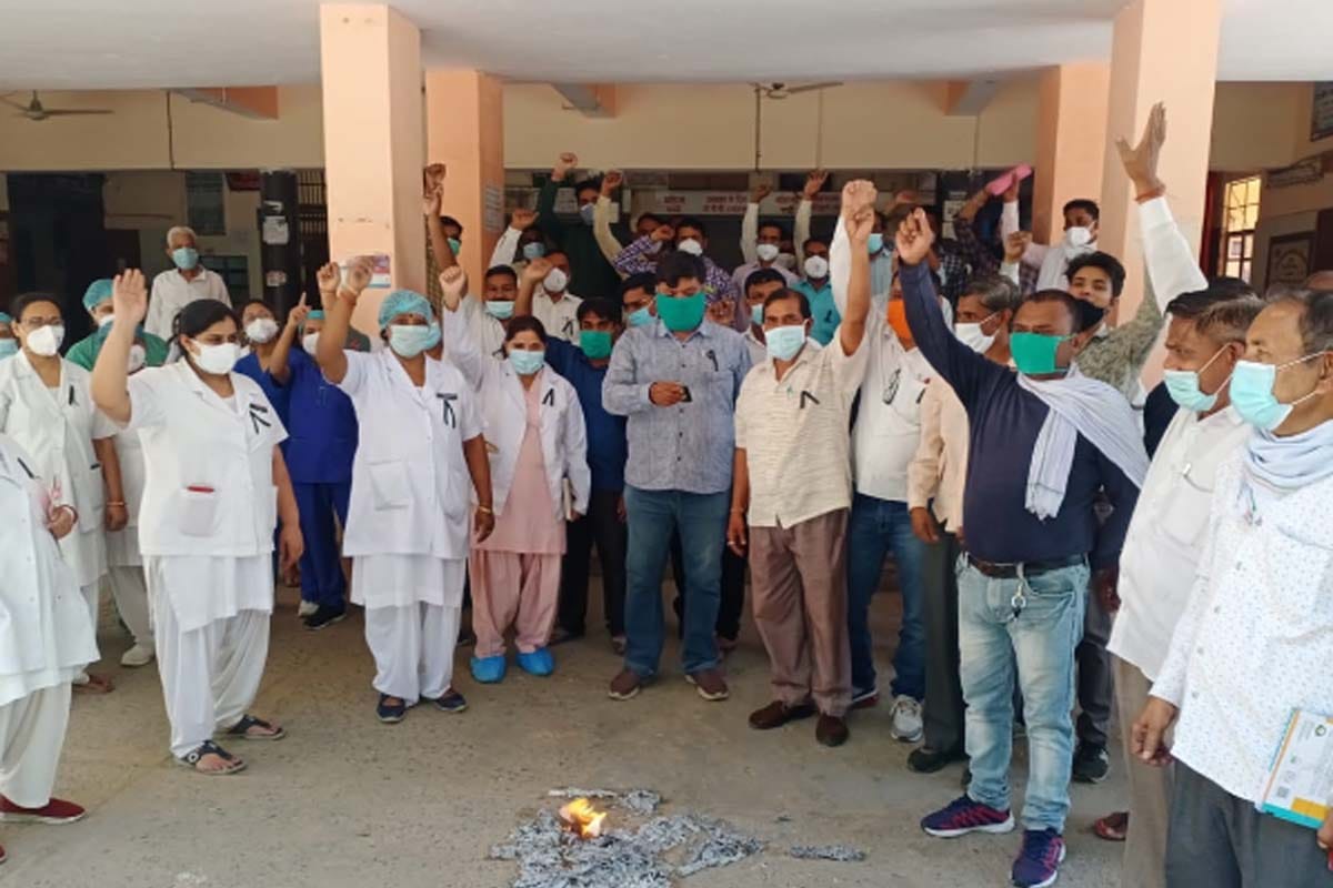 Demand for equal work and salary: Employees in Meerut Medical and District Hospital tied black band