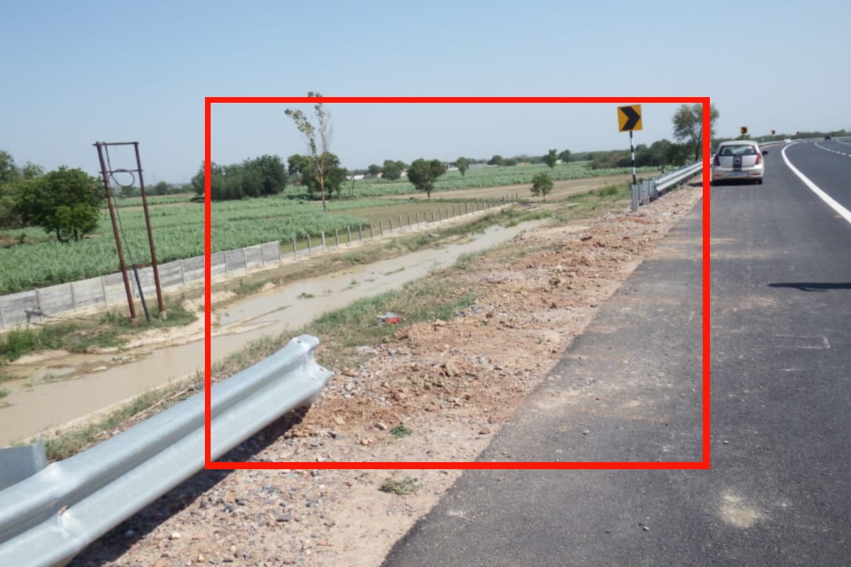 Meerut News: crass barrier broken on expressway