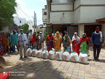 मुफ्त राशन लेते लोग।
