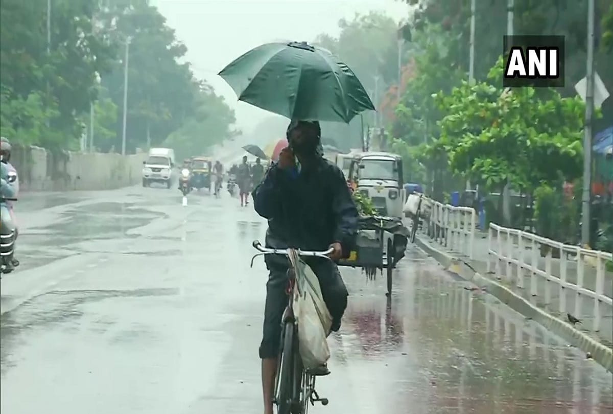 Delhi weather update light rain with thunder cloud occur in city