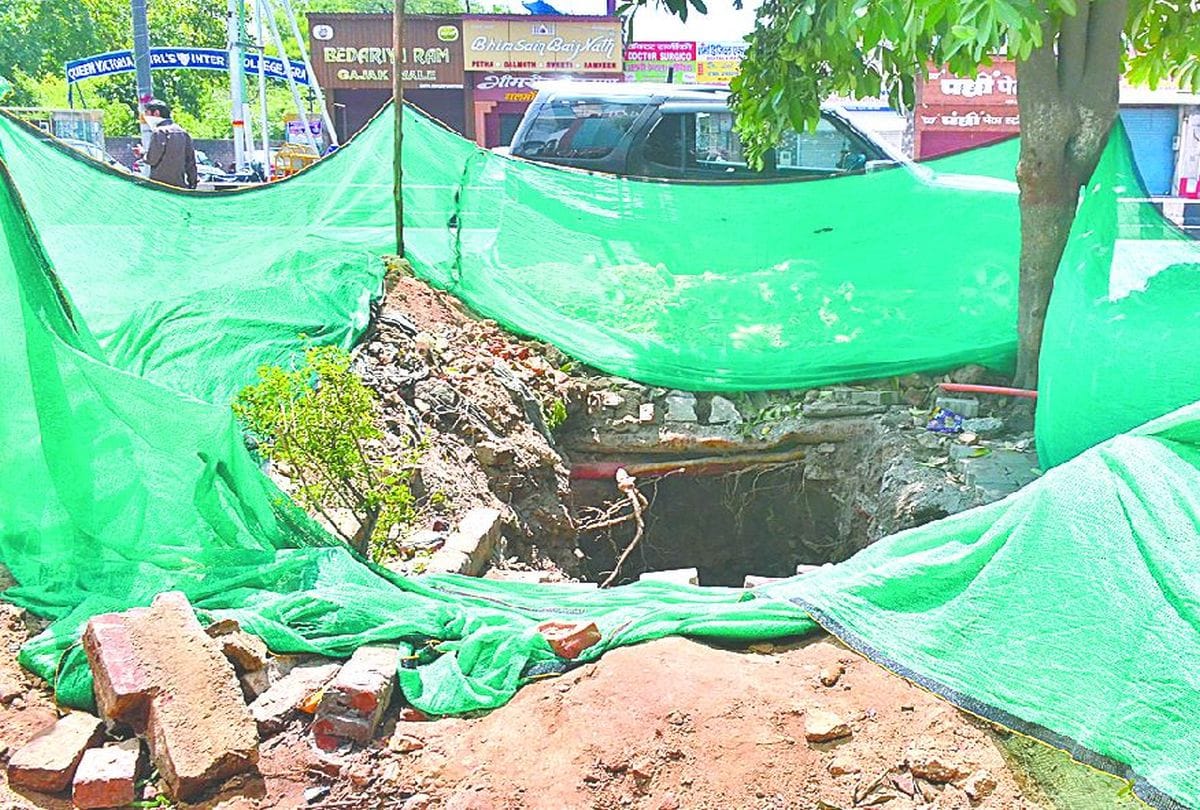 Cleaning Of Underground Sewer Found 6 Feet Thick Layers Of Polythene