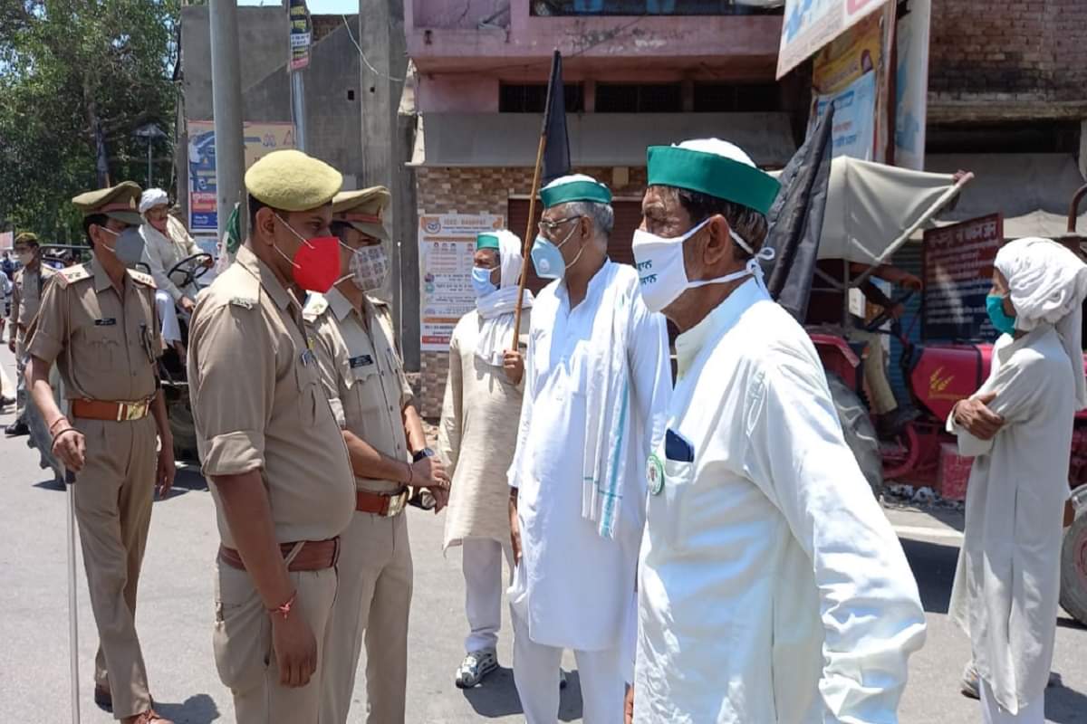 The farmers have protested by black flags and effigies burnt of the government against the agricultural laws in the districts of western UP