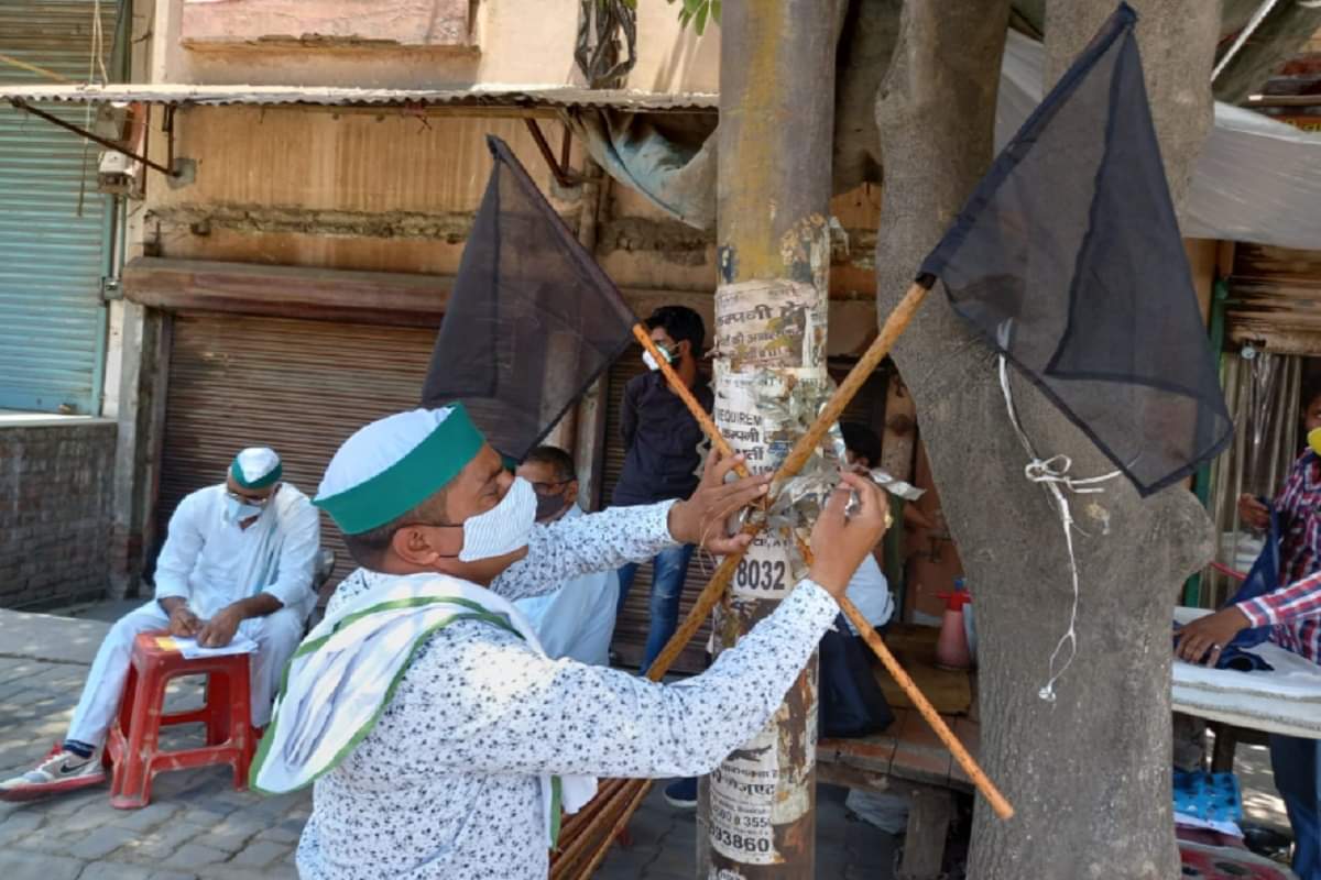 The farmers have protested by black flags and effigies burnt of the government against the agricultural laws in the districts of western UP