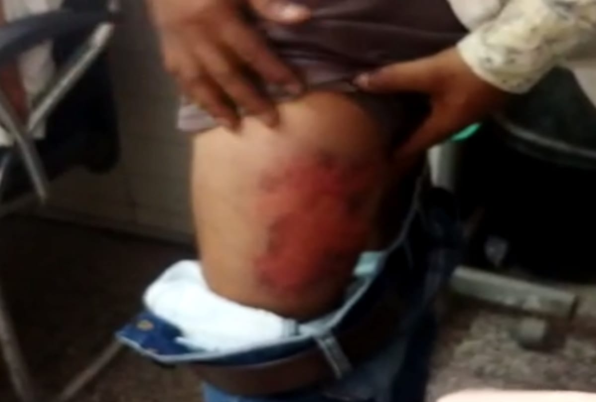 Police beats men brutally in Raebareli.