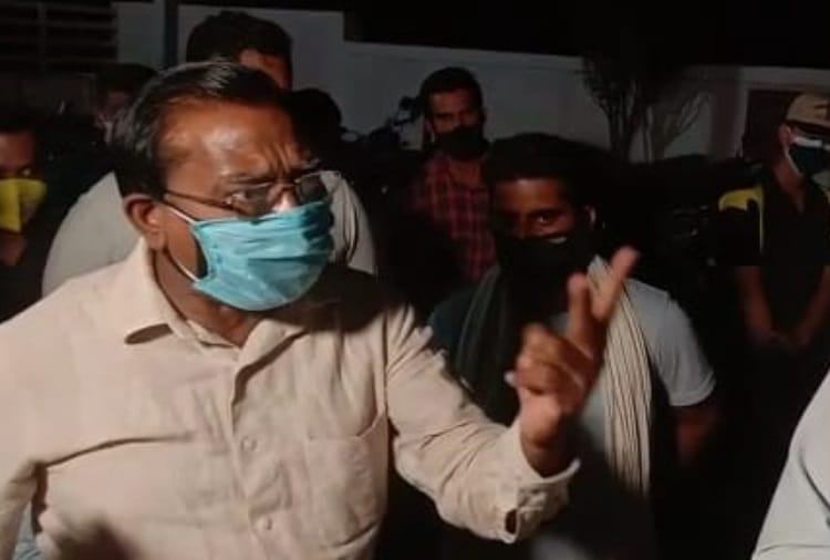 Family made ruckus in Private Hospital after hospital administration demands 44 thousand for PPE Kit in Karnal
