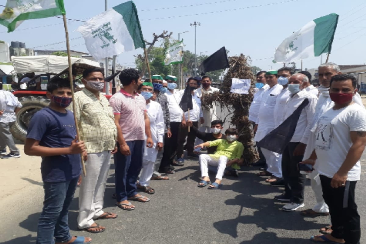 Black Day: dressed in black, waved black flags, jammed, burnt copies of agricultural bills