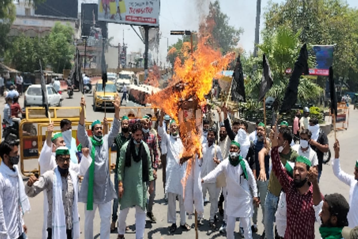 Black Day: dressed in black, waved black flags, jammed, burnt copies of agricultural bills