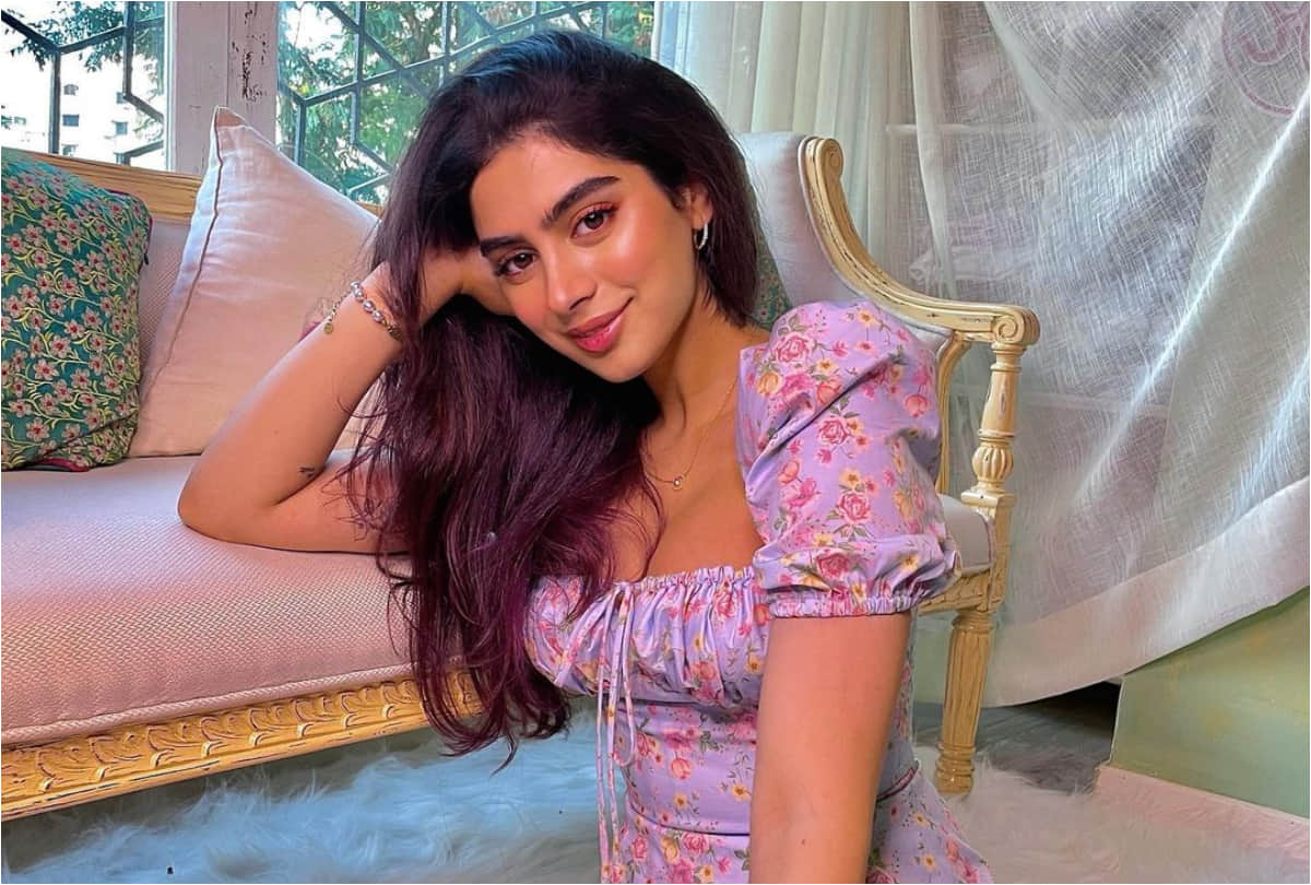 khushi kapoor sister of jamhvi kapoor in purple bikini look