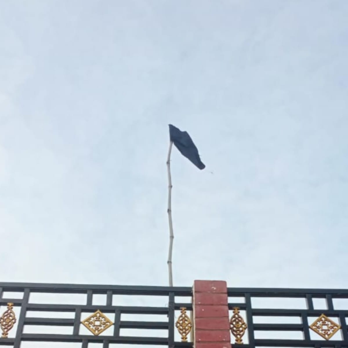 Kisan andolan kala diwas: black flag hoisted at farmer house in mirzapur