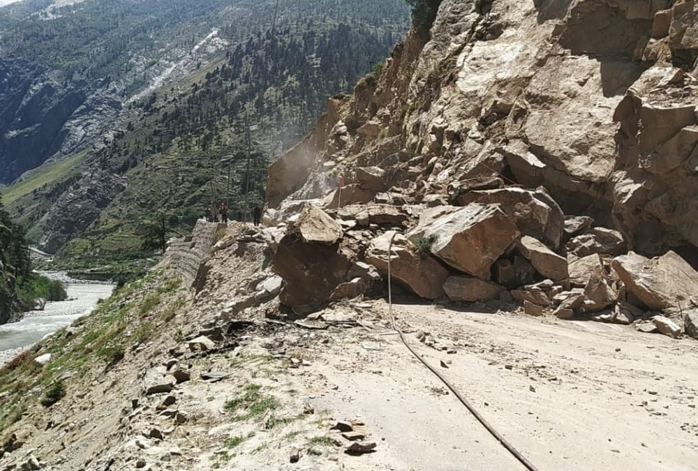 Uttarakhand News: Mountain Fall on Malari highway after landslide photos