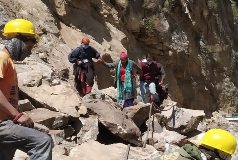 Uttarakhand News: Mountain Fall on Malari highway after landslide photos