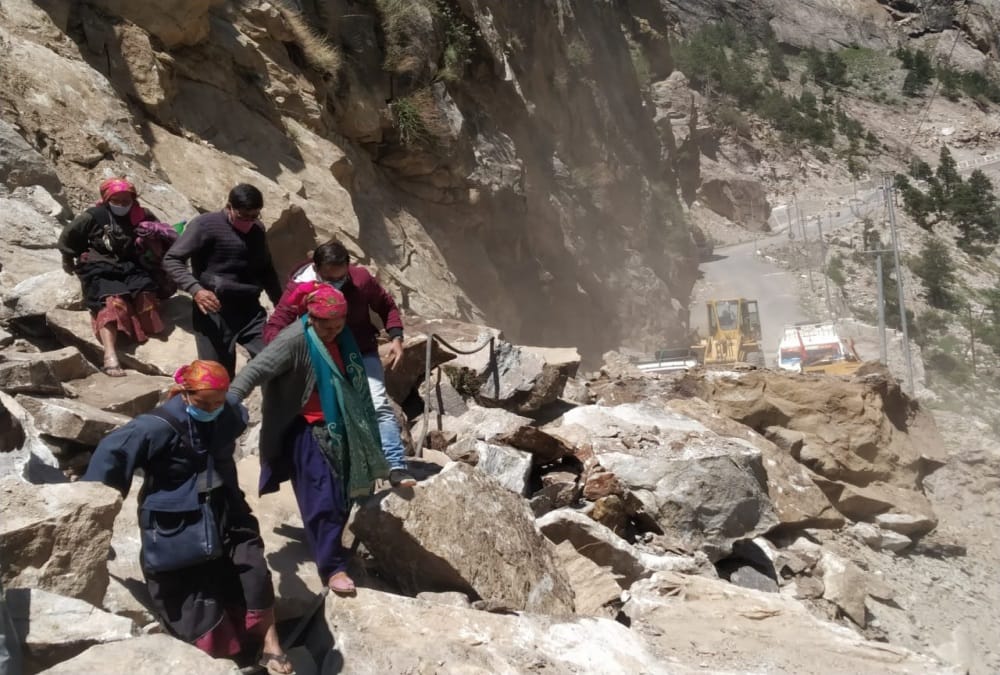 Uttarakhand News: Mountain Fall on Malari highway after landslide photos