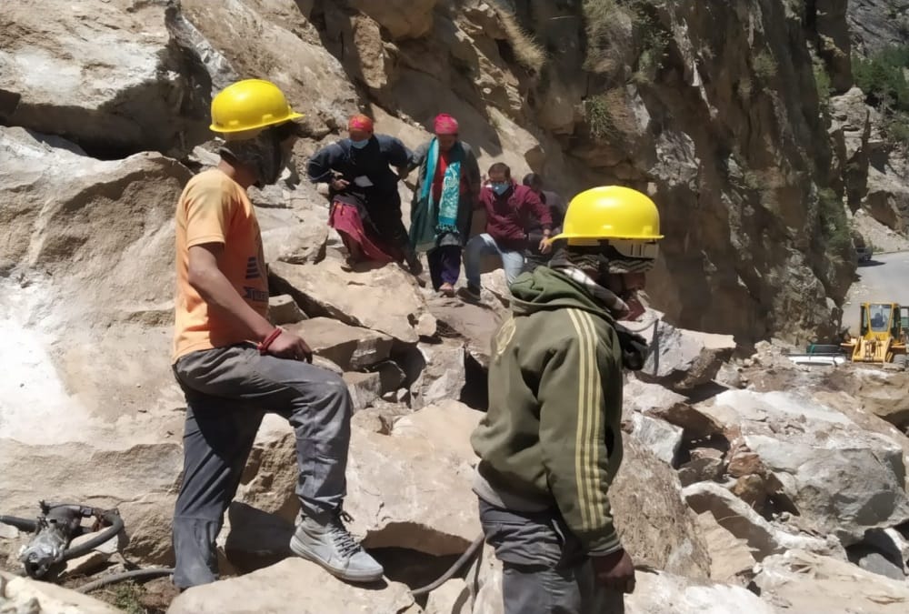 Uttarakhand News: Mountain Fall on Malari highway after landslide photos