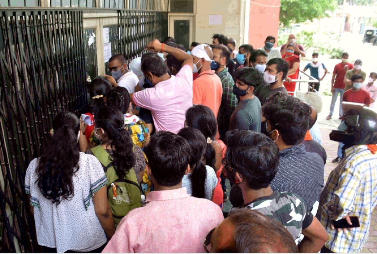 people fight for Corona Vaccination Center in Varanasi Social distancing guidelines break