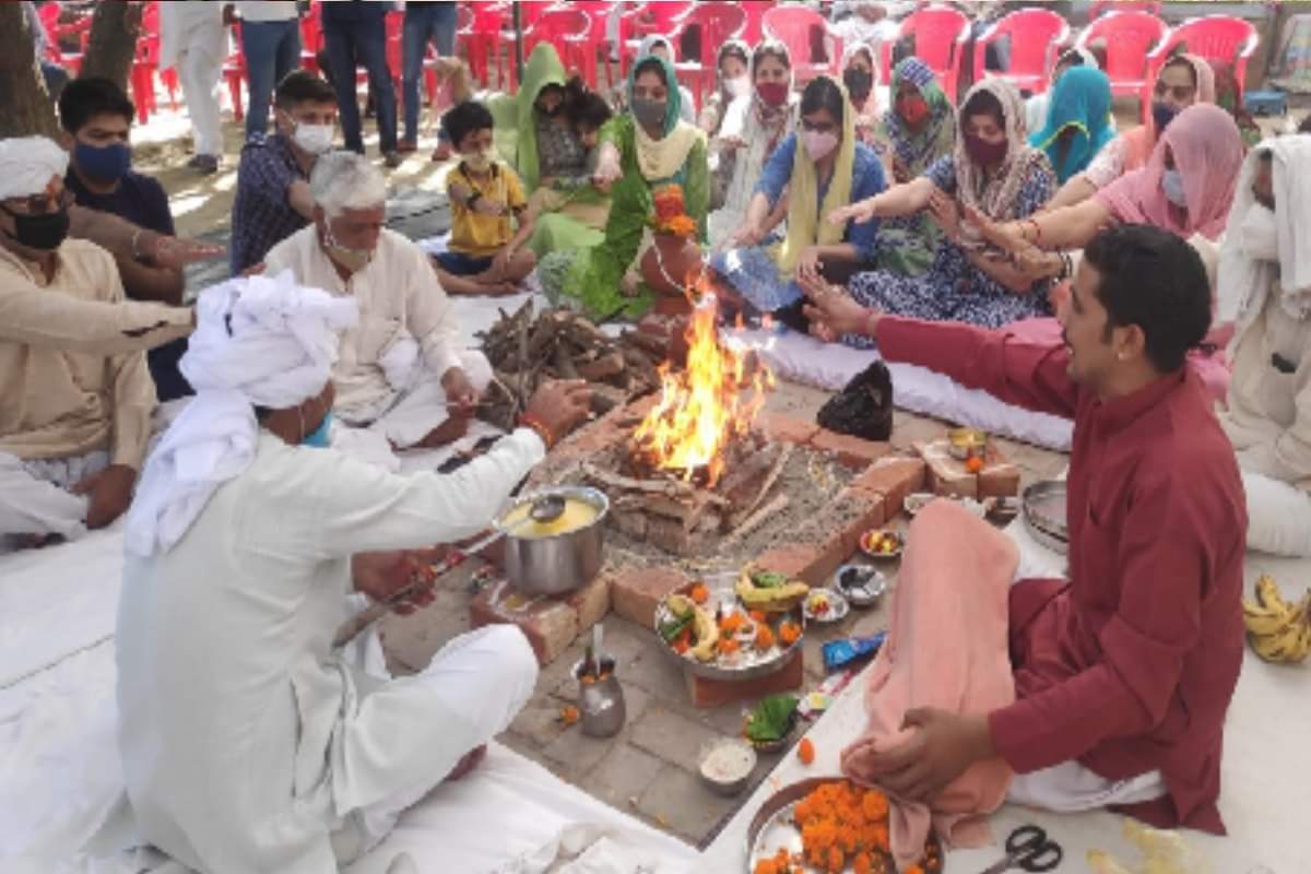Martyr Abhinav chaudhary: villagers of Punjab Langiana arrived to pay tribute to Shaheed Abhinav Chaudhary traveling four hundred kilometers