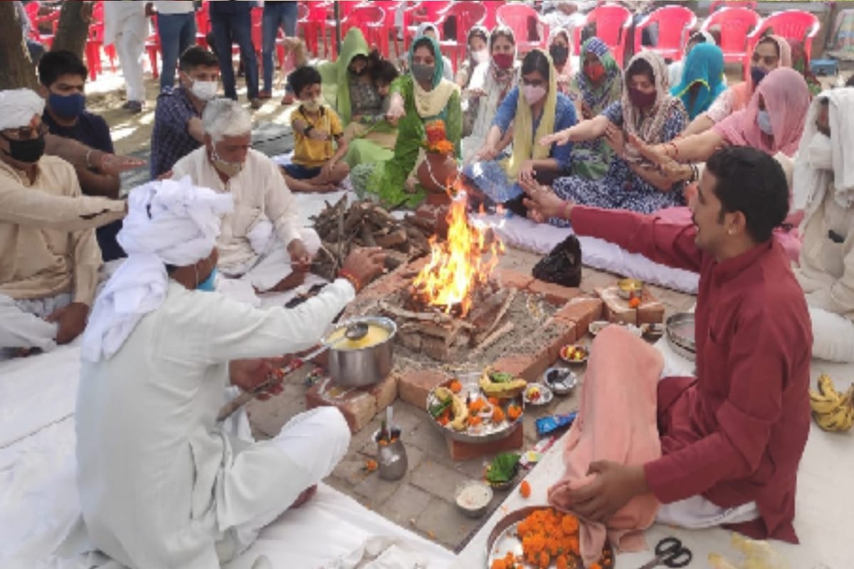 Martyr Abhinav chaudhary: villagers of Punjab Langiana arrived to pay tribute to Shaheed Abhinav Chaudhary traveling four hundred kilometers