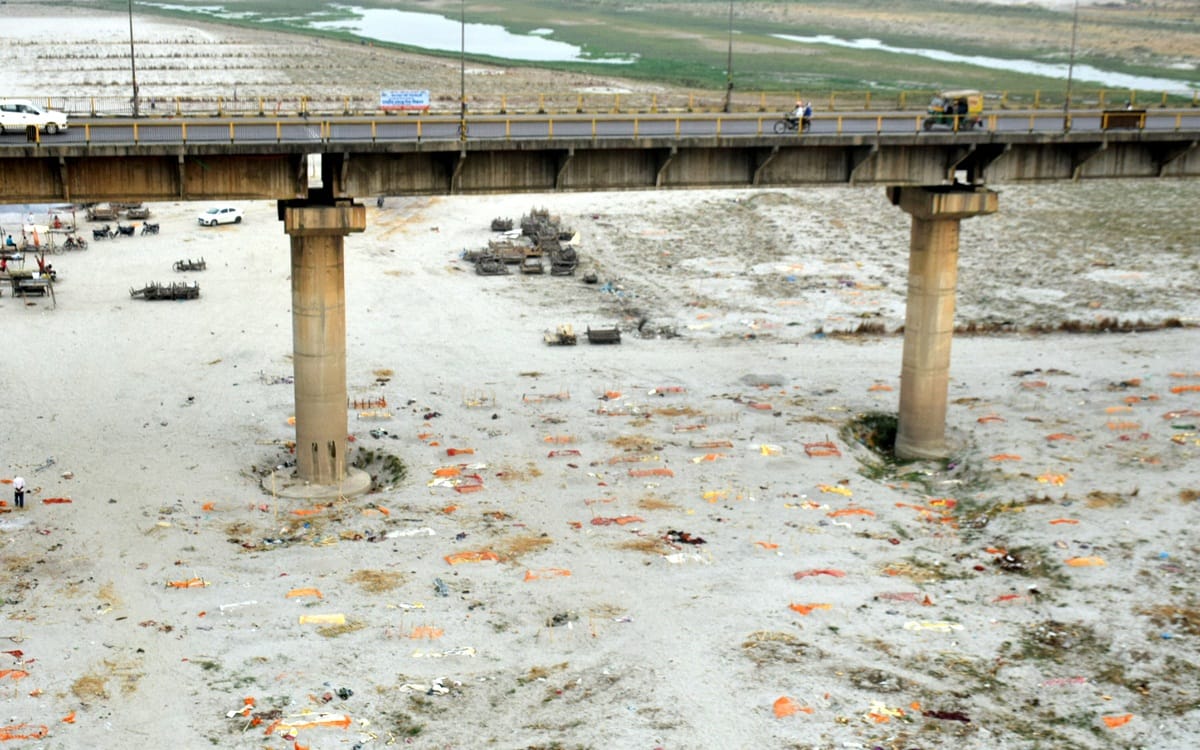 Dead bodies being buried in Phaphamau, administration unaware