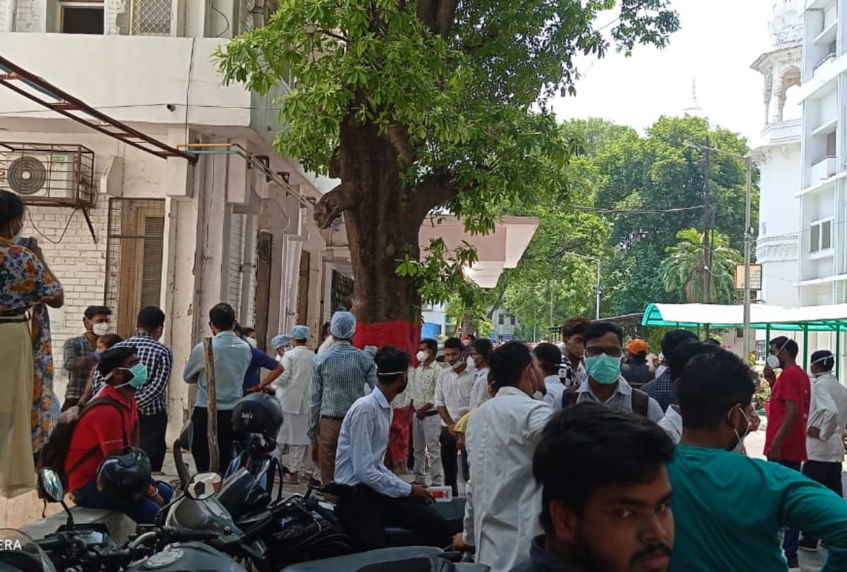 KGMU employees protest against order of expulsion from the job.