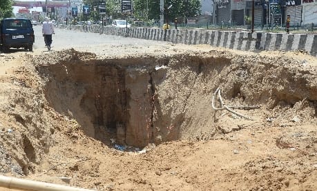 Sewer dug-off at Patel Chowk for two months, deep pits are becoming deadly