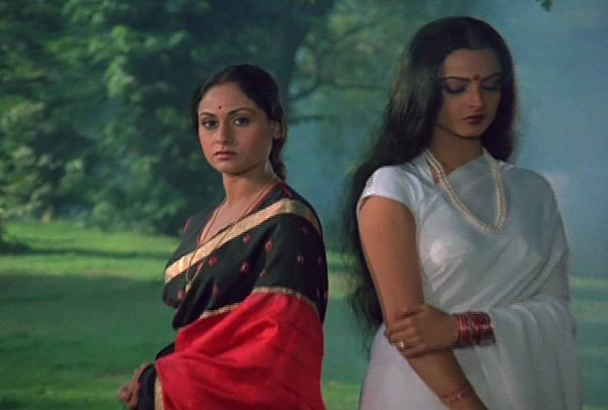 Smita-Parveen, the original choice for Yash Chopra's Silsila  but amitabh bachchan ask for rekha and jaya bachchan