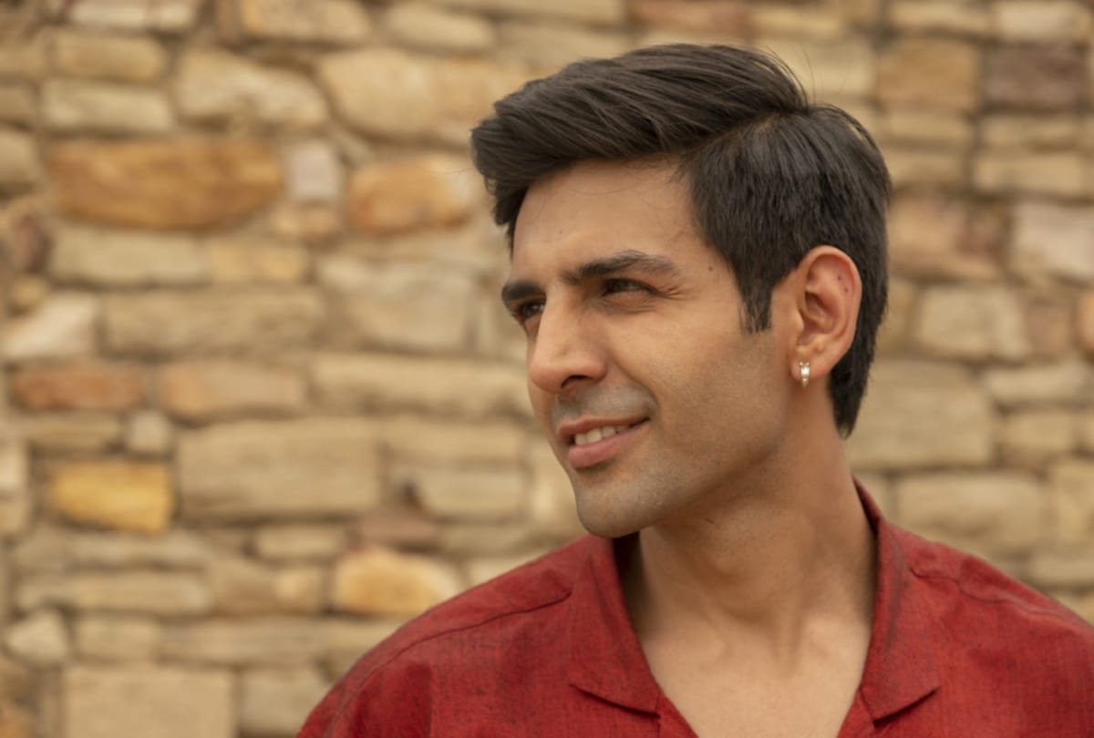 Kartik Aaryan share Shirtless Photo And Compares It With Kate Winslet's Character Rose's From Titanic