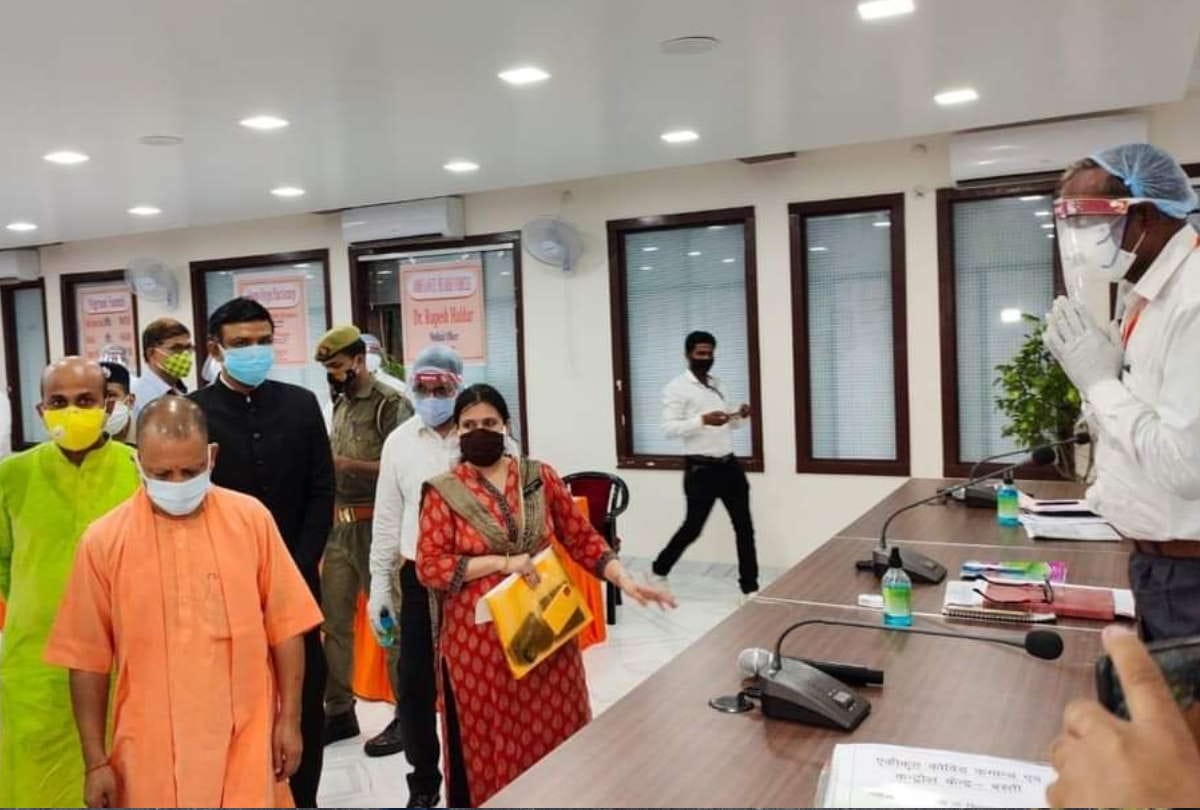 CM Yogi Adityanath visited in basti covid 19 command control center meeting with officials for protection of  corona