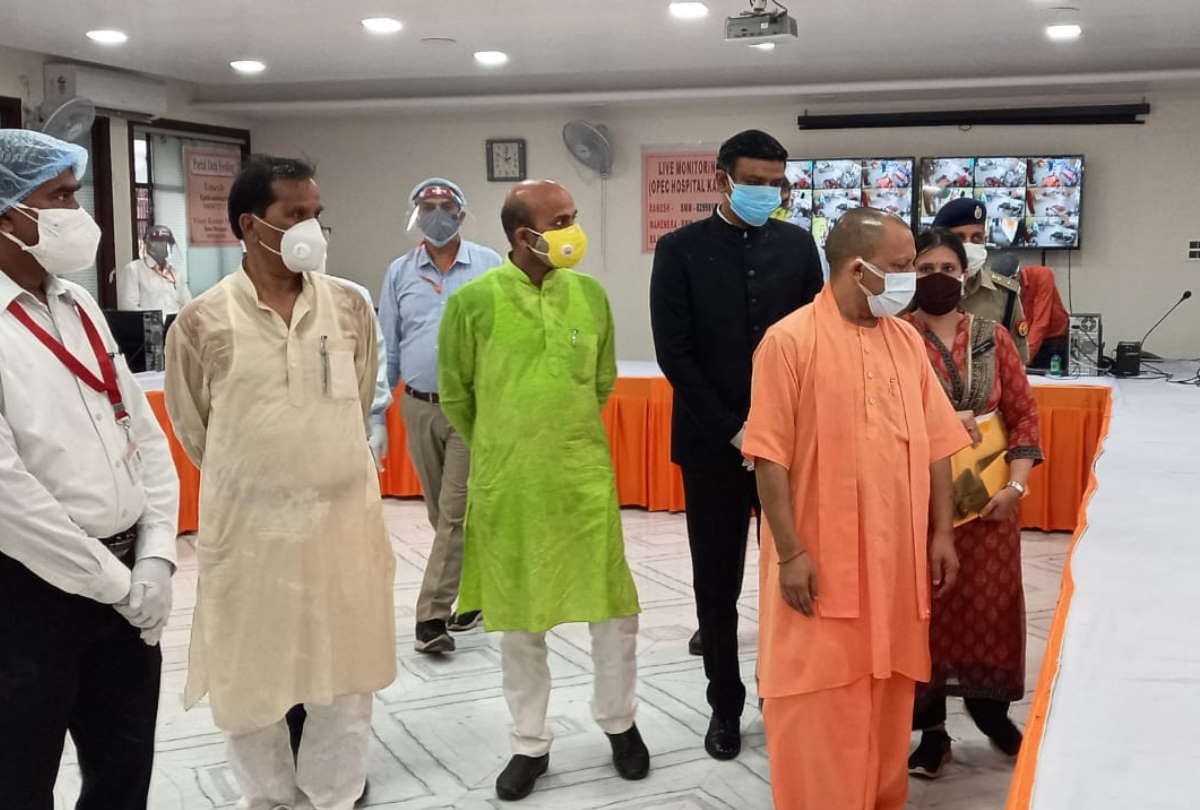 CM Yogi Adityanath visited in basti covid 19 command control center meeting with officials for protection of  corona