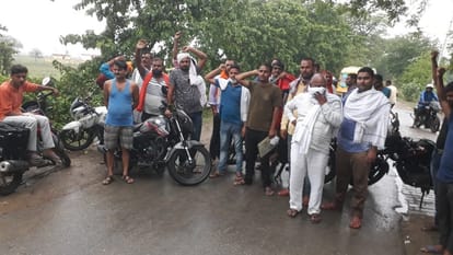 BJP mla surendra singh sit on strike in mandir after government procurement stopped at purchasing center for five days
