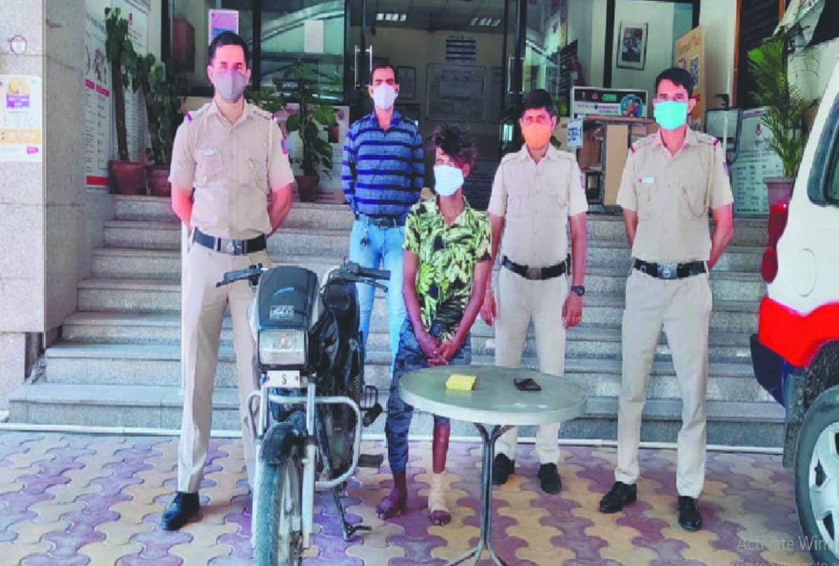 two bike miscreants looted bag from a gujarati person delhi police arrested both