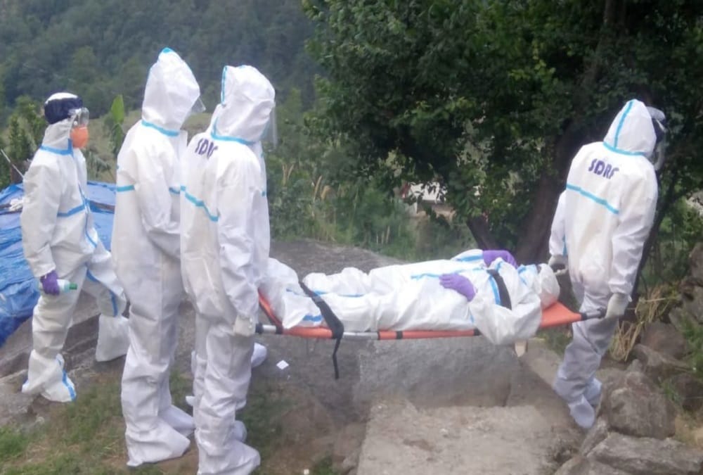 Pithoragarh news: SDRF jawans walk three km by keeping infected elderly on stretcher, admitted to hospital