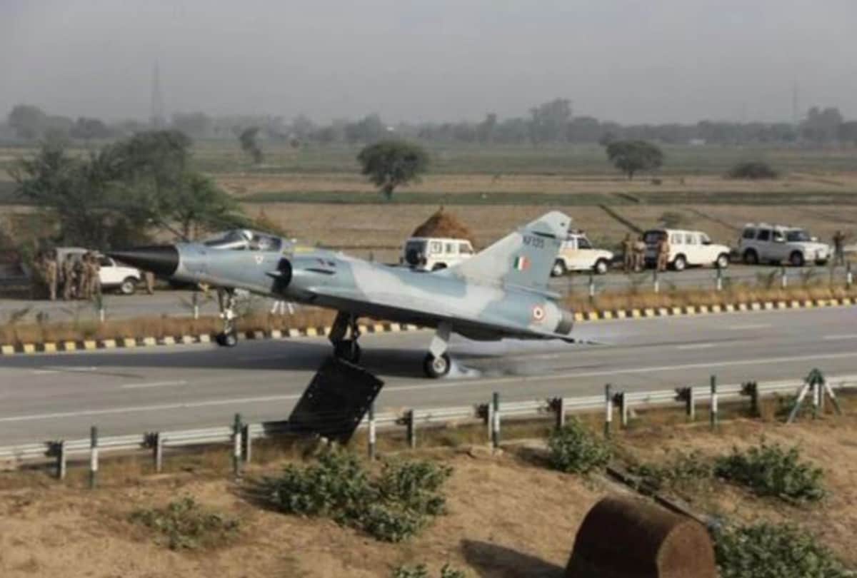 Private aircraft could not take off after Emergency landing on yamuna expressway in mathura