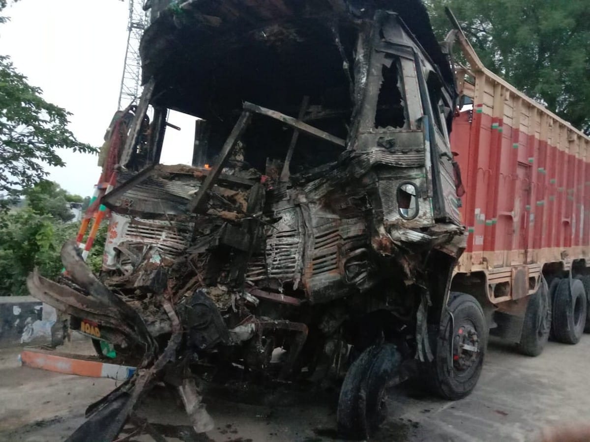 Jaunpur-Prayagraj highway accident: truck dumper collision driver and conductor died in fire