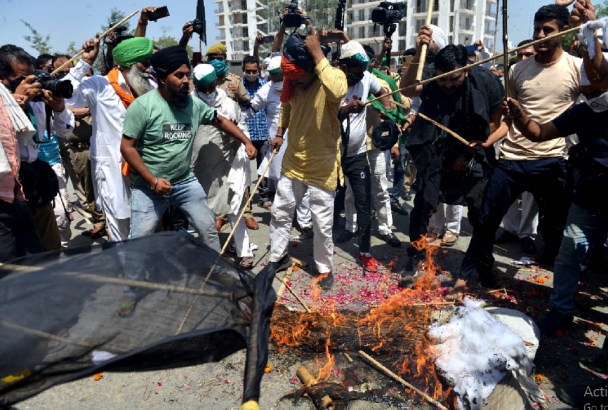 farmers protest by waving black flag and burning effigy on the occasion of six months of movement
