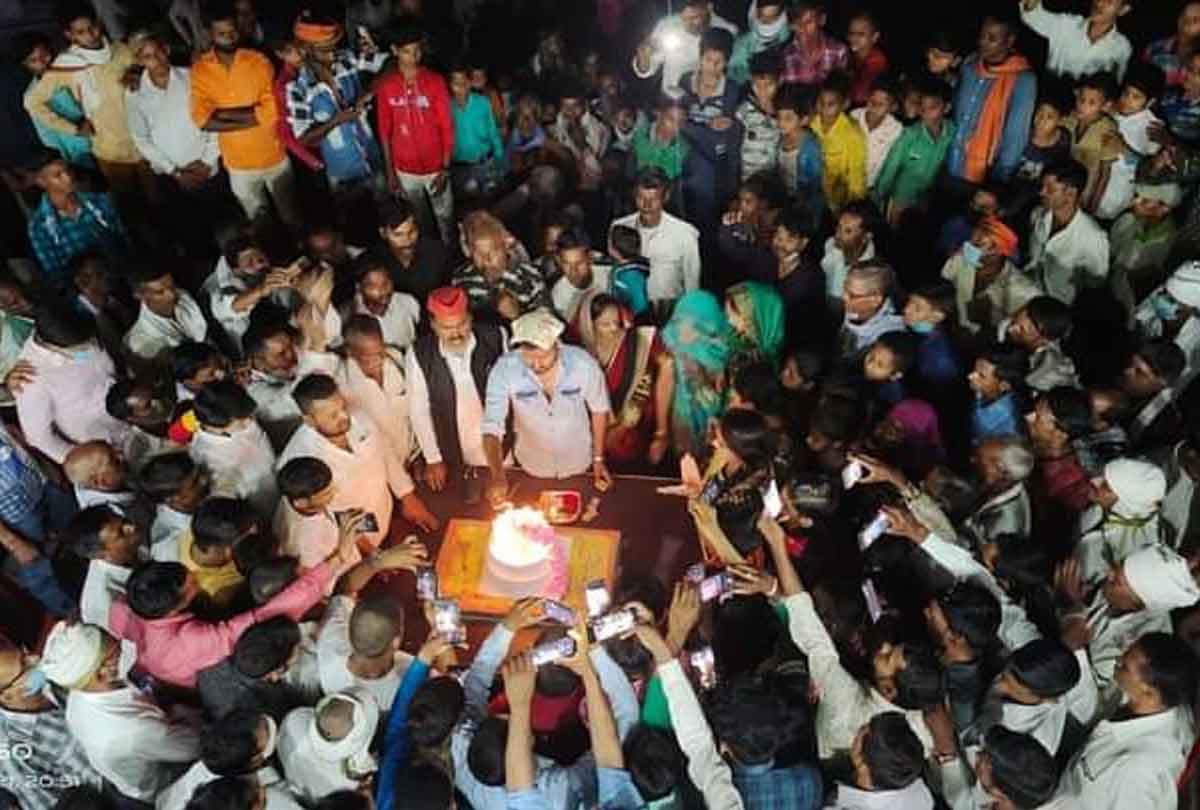 Hardoi: SP district general secretary celebrated son's birthday with hundreds of people, fir lodged