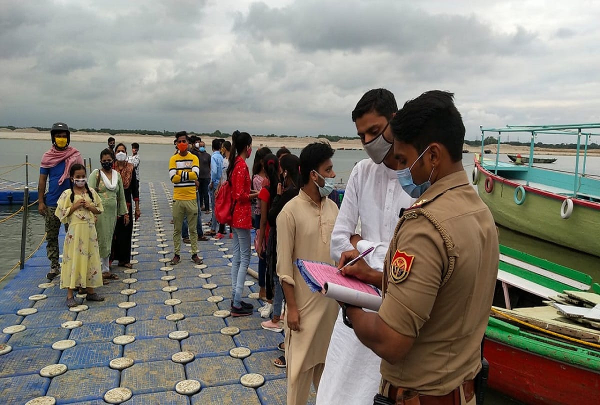 corona curfew in varanasi Police cut challan those persons who caught walking on assi