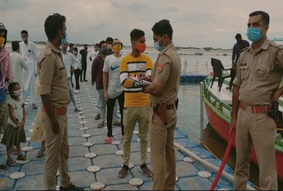 corona curfew in varanasi Police cut challan those persons who caught walking on assi