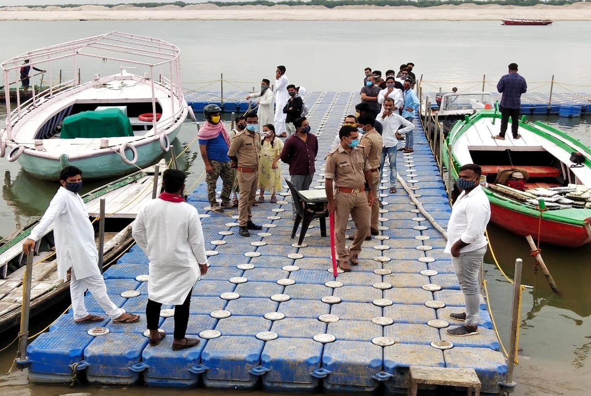 corona curfew in varanasi Police cut challan those persons who caught walking on assi