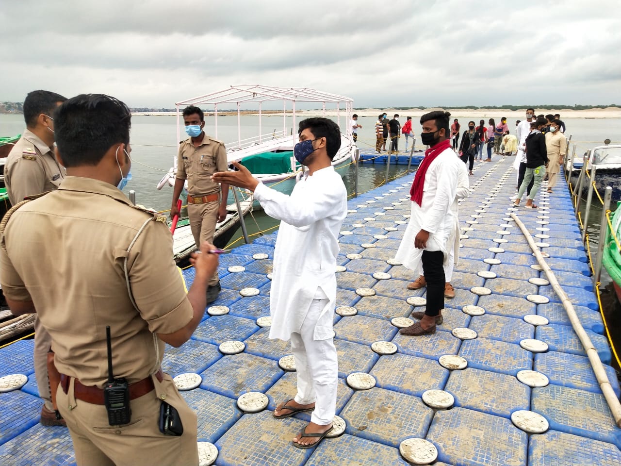 corona curfew in varanasi Police cut challan those persons who caught walking on assi
