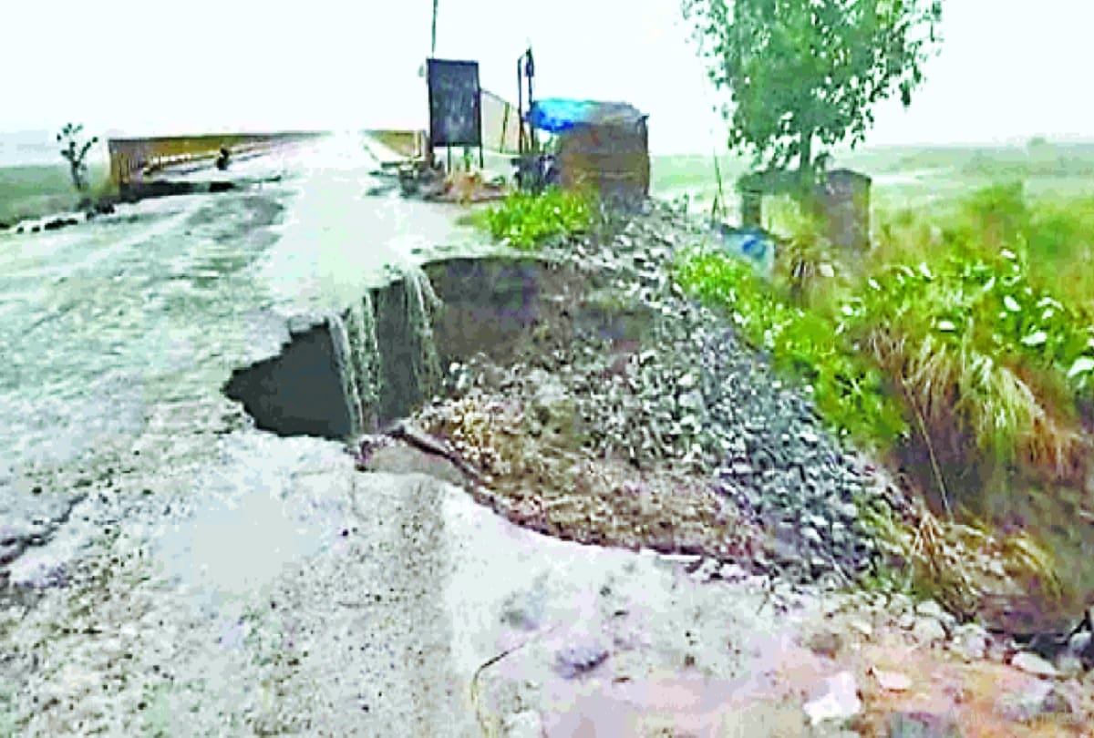 Jaiprabha Setu Approach road Sink In ballia BJP mla surendra singh walks officer contractor on foot in mud and water filled pit
